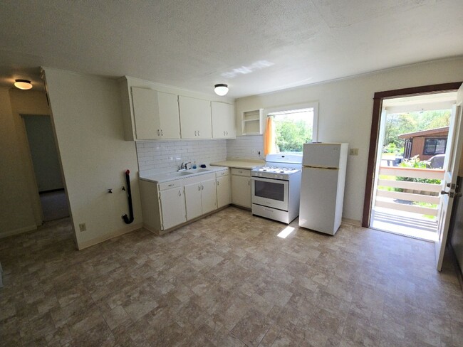 Building Photo - Pet-friendly cottage on a private road, cl...