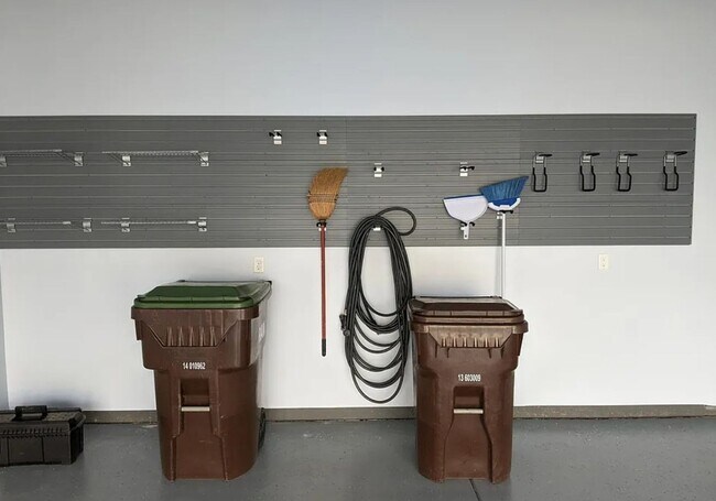 Building Photo - Large 5-Bed, 4-Bath Home in Kechter Farm Neighborhood - New Photos Coming Soon!