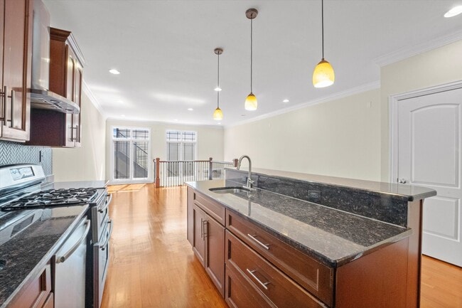 Building Photo - 2415 W Palmer St