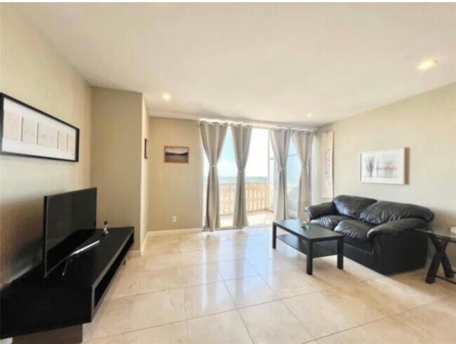 Building Photo - 2016 Main St