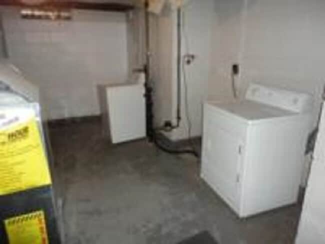 Laundry - 2415 Royal Dr