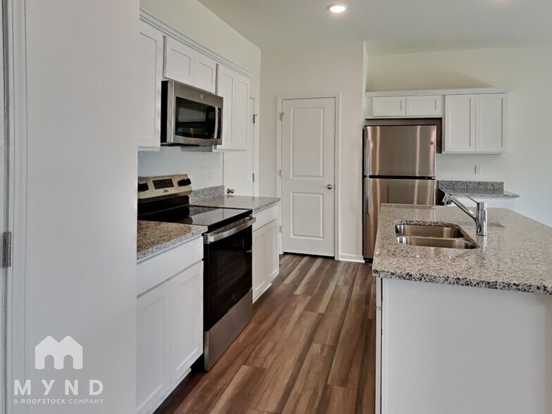 Building Photo - 1140 Centerview Dr