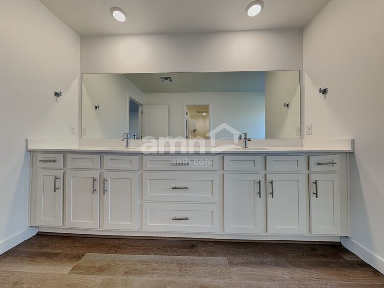 Building Photo - 9630 E Friedel Dr