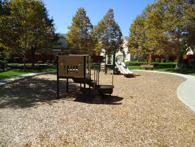 Building Photo - Southbridge Townhome