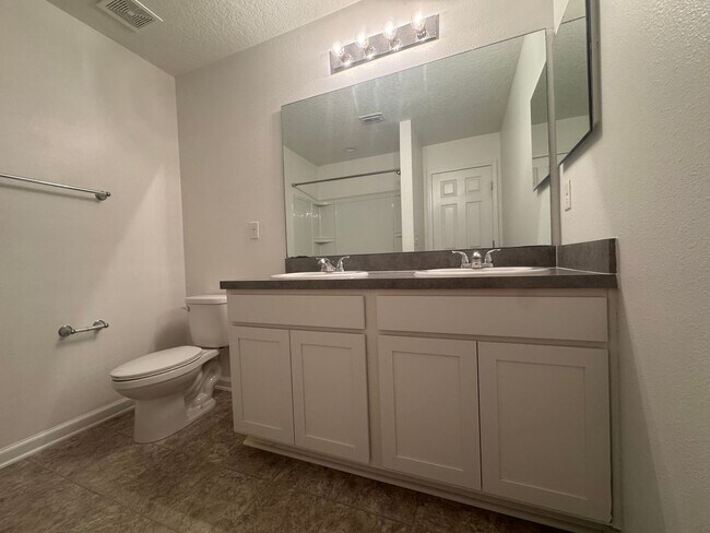 Building Photo - Fall into Savings – New Rental Rate $2,100!