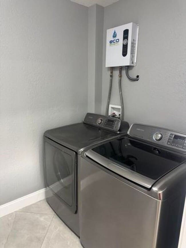 Building Photo - 2591 Rosehaven Rd