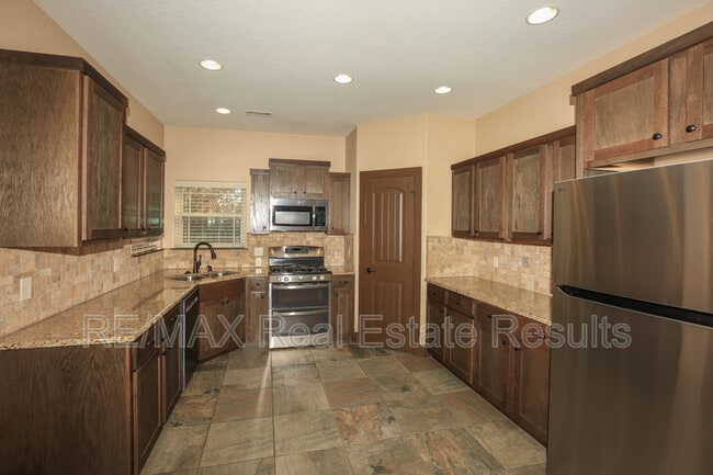 Building Photo - 1000 Peak St