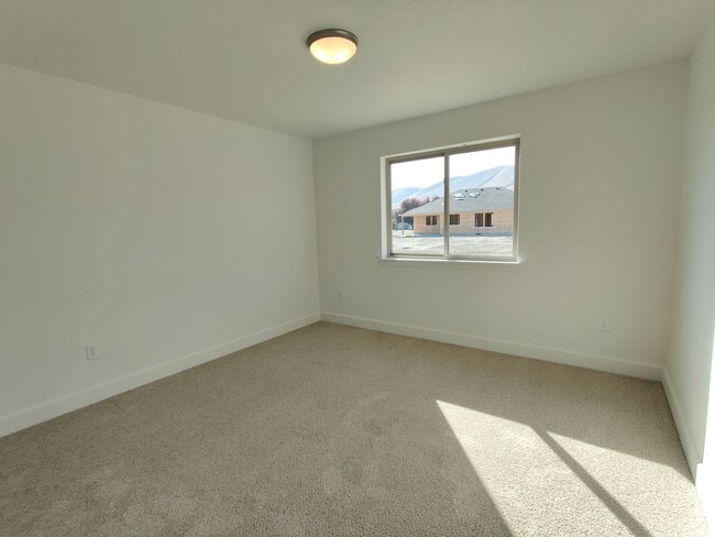 Building Photo - Stunning Newer Build in Benton City