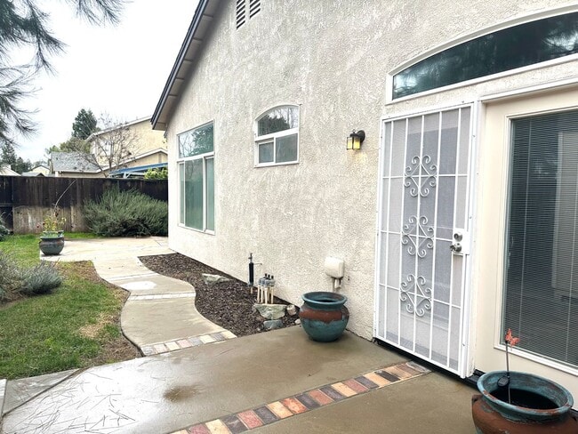 Building Photo - Beautiful charming single story home