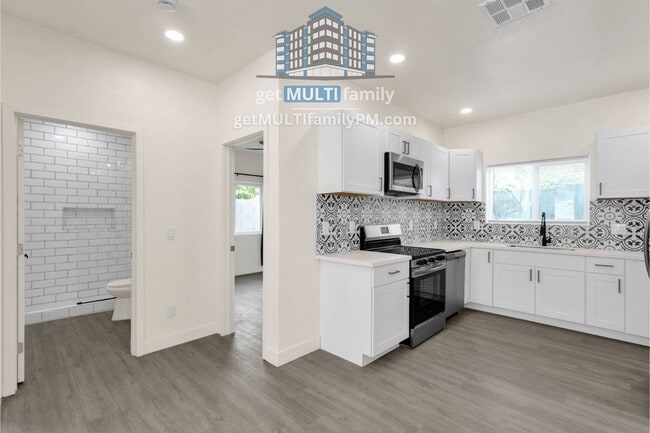 Building Photo - 1006 E Pasadena Ave