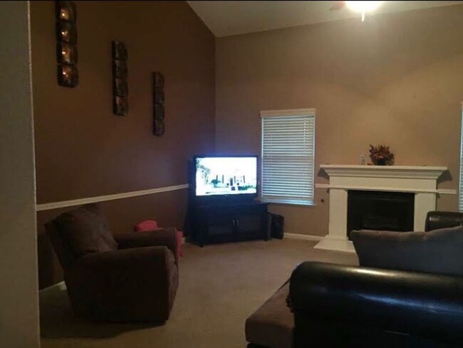 Building Photo - Spacious 3-Bedroom Home in Clovis Unified ...