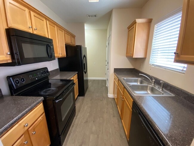 Building Photo - LEASING FOR AUGUST 2025! FENCED IN YARD!!