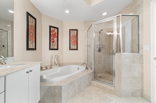 Building Photo - 701 S Olive Ave