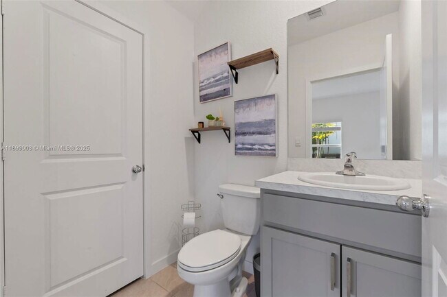 Building Photo - 377 E Palm Dr