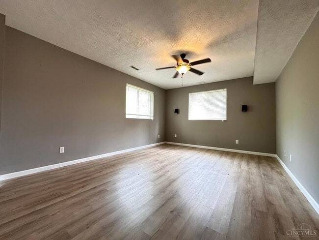 Building Photo - 5575 Glen Oak