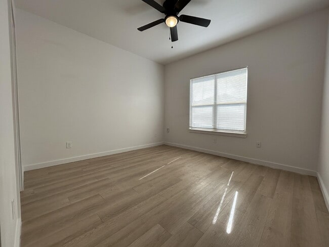 Building Photo - 5703 Kemper St