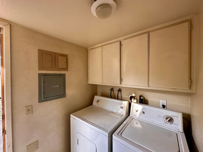 Building Photo - 1616 Chapala St