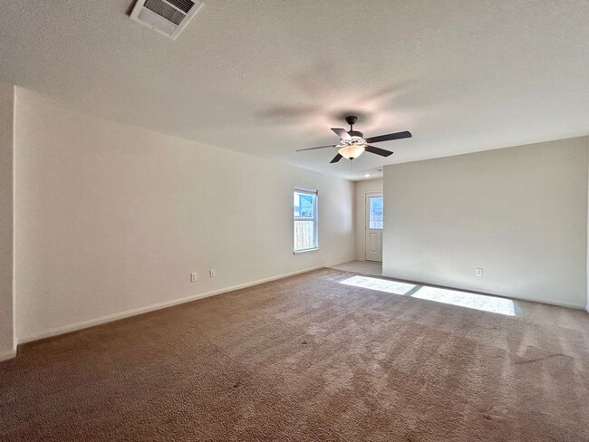 Building Photo - Comfortable 3 Bed / 2 Bath Home with Washer & Dryer and 2-Car Garage