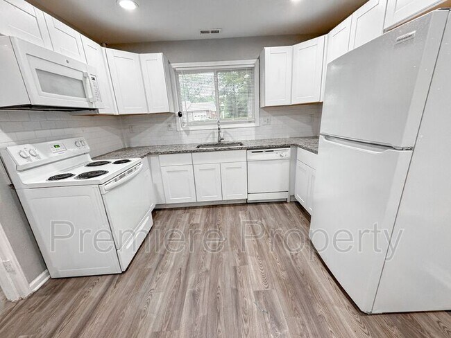 Building Photo - 10607 E Lexington Ave