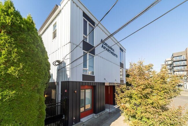 Building Photo - Chic 2BR/1.5BA Townhome Apartment in North...
