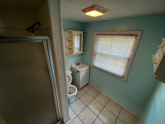 Building Photo - 4bed/2bath Available August 2024