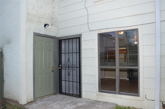 Building Photo - 8720 Village of Fondren