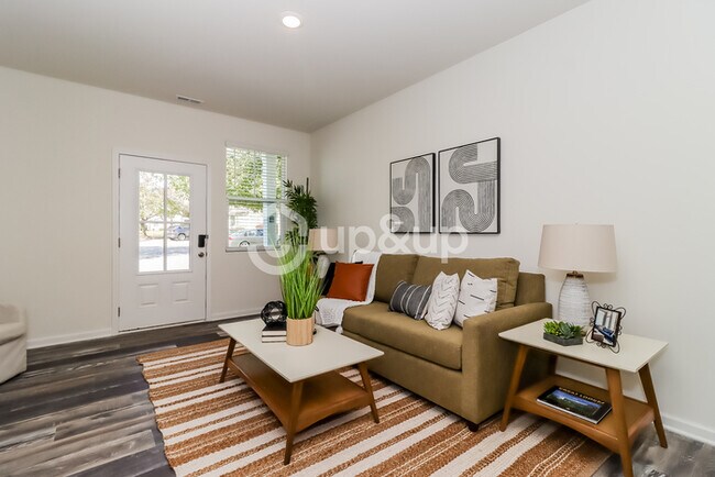 Building Photo - Fantastic 3bd/2ba home! Coming soon!