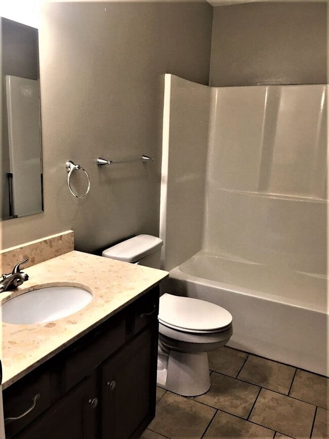 Building Photo - Immaculate Townhouse in Barboursville
