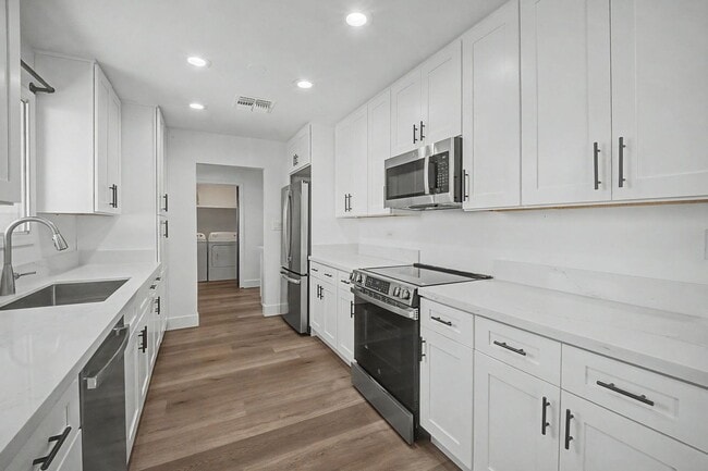 Building Photo - 6 Bed/ 3 Bath with Pool