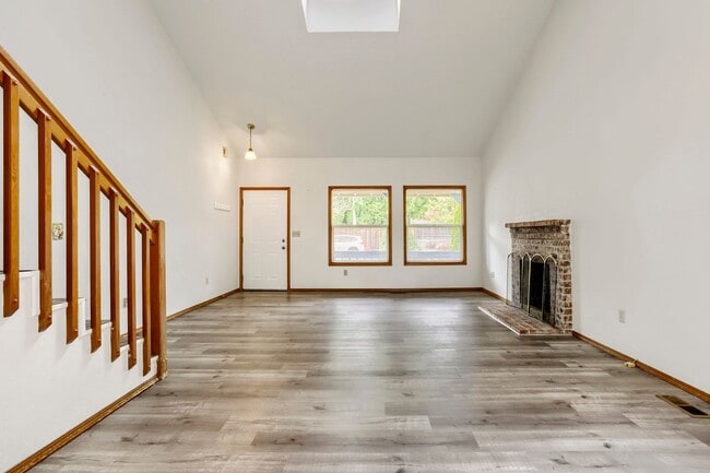 Building Photo - 3BR/2.5BA Two-Story Home in Bethany/NW Portland — Expansive Backyard Deck, Fully Fenced Yard & 2-...