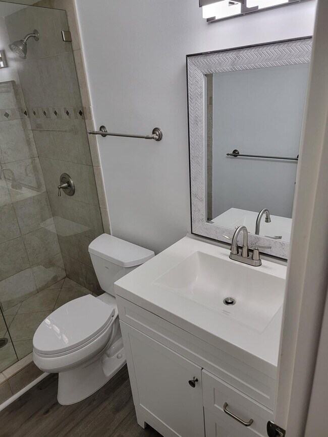 Building Photo - 2100 Diana Dr