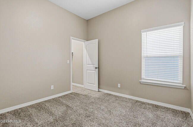 Building Photo - 916 Keenland Ave