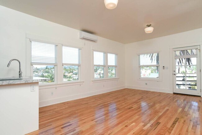 Building Photo - Updated 1 Bed 1 Bath in the Heart of Echo Park - Parking, laundry and great views!