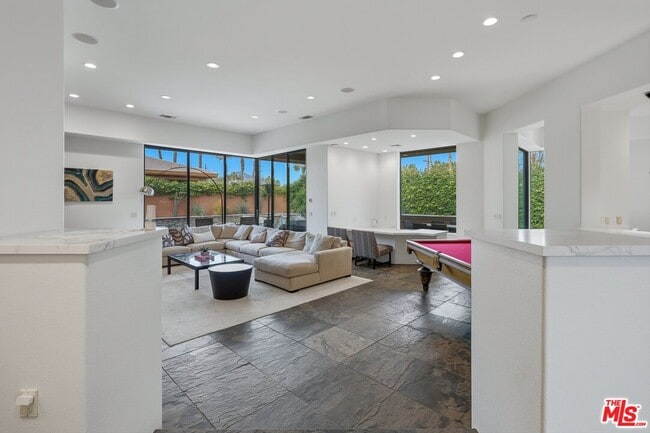 Building Photo - 50025-50021 Vía Aldea