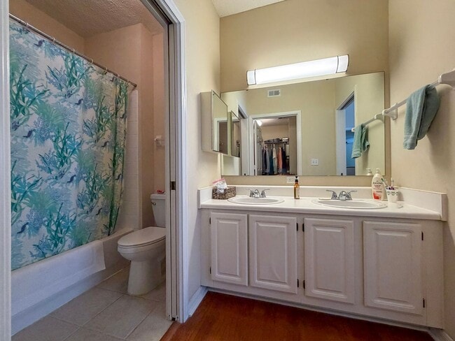 Building Photo - 2/2 Condo in The Links @ Haile Plantation - available end of April! *Approved Application*