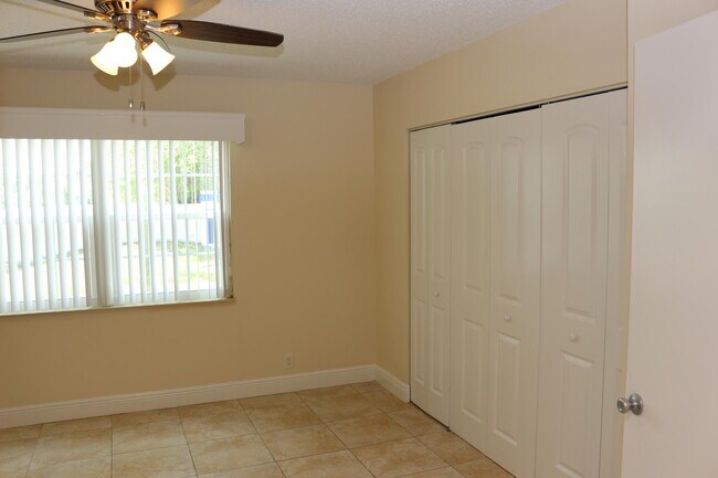 Building Photo - 1526 SE Royal Green Cir