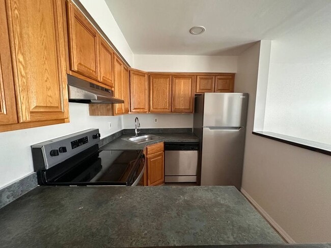 Building Photo - 581 Patten Ave