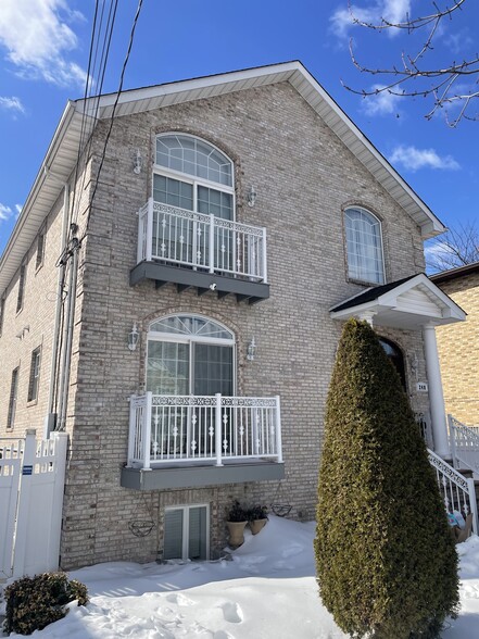 Building Photo - 248 Kingsland Ave