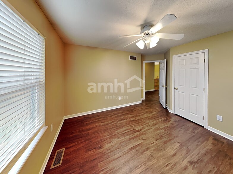 Building Photo - 203 Fox Glen Dr W