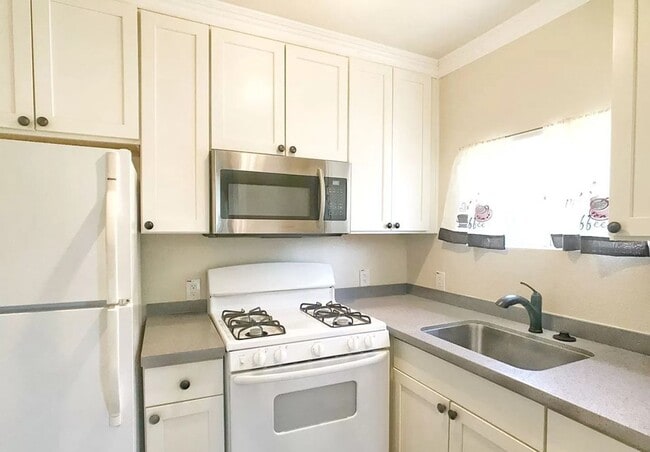 Building Photo - $2650 / 2 BR GREAT HAYWARD HOME AT A GREAT PRICE