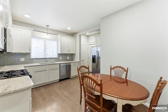 Building Photo - 113 Oak St