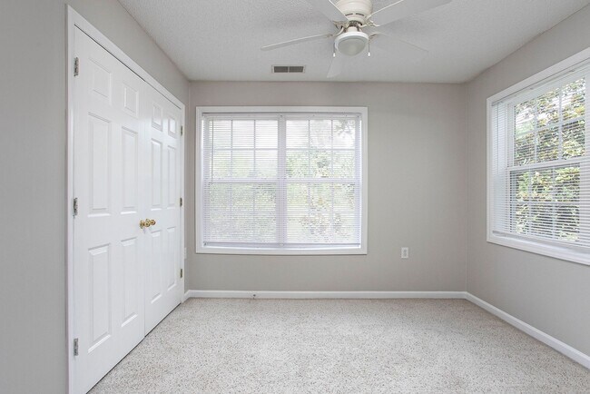 Building Photo - Spacious 3 Bed 3 Bath Apartment near NCSU & Downtown Raleigh! Available August 15th!
