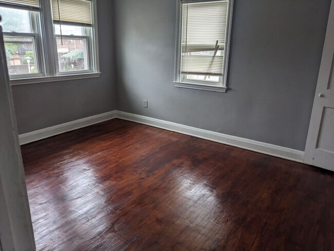 Building Photo - 2 BEDROOM TOWNHOUSE WATER INCLUDED VOUCHERS ACCEPTED