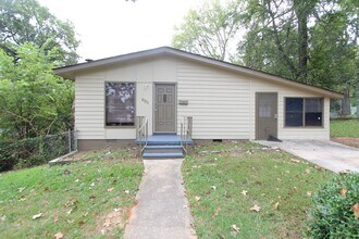 Building Photo - New On The Market!  3 Bedroom 1 Bath + Lar...