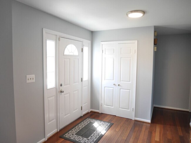 Building Photo - Spacious 5 Bedroom Home in Quiet Cul-de-Sac