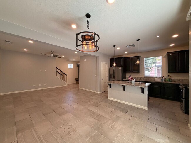 Building Photo - Beautiful 4 Bedroom  home in Fantastic Location