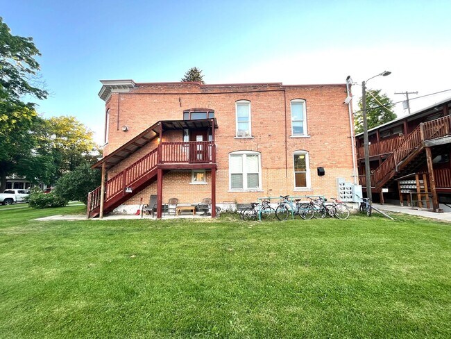 Building Photo - Newly Renovated Studio in the Hip Strip!