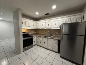 Building Photo - 511 W Kalmia Dr