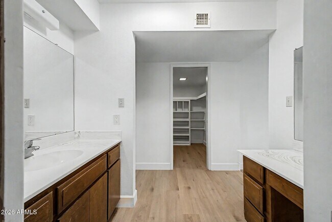 Building Photo - 5207 S Hazelton Ln