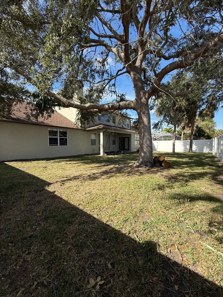 Building Photo - 11805 Holly Creek Dr